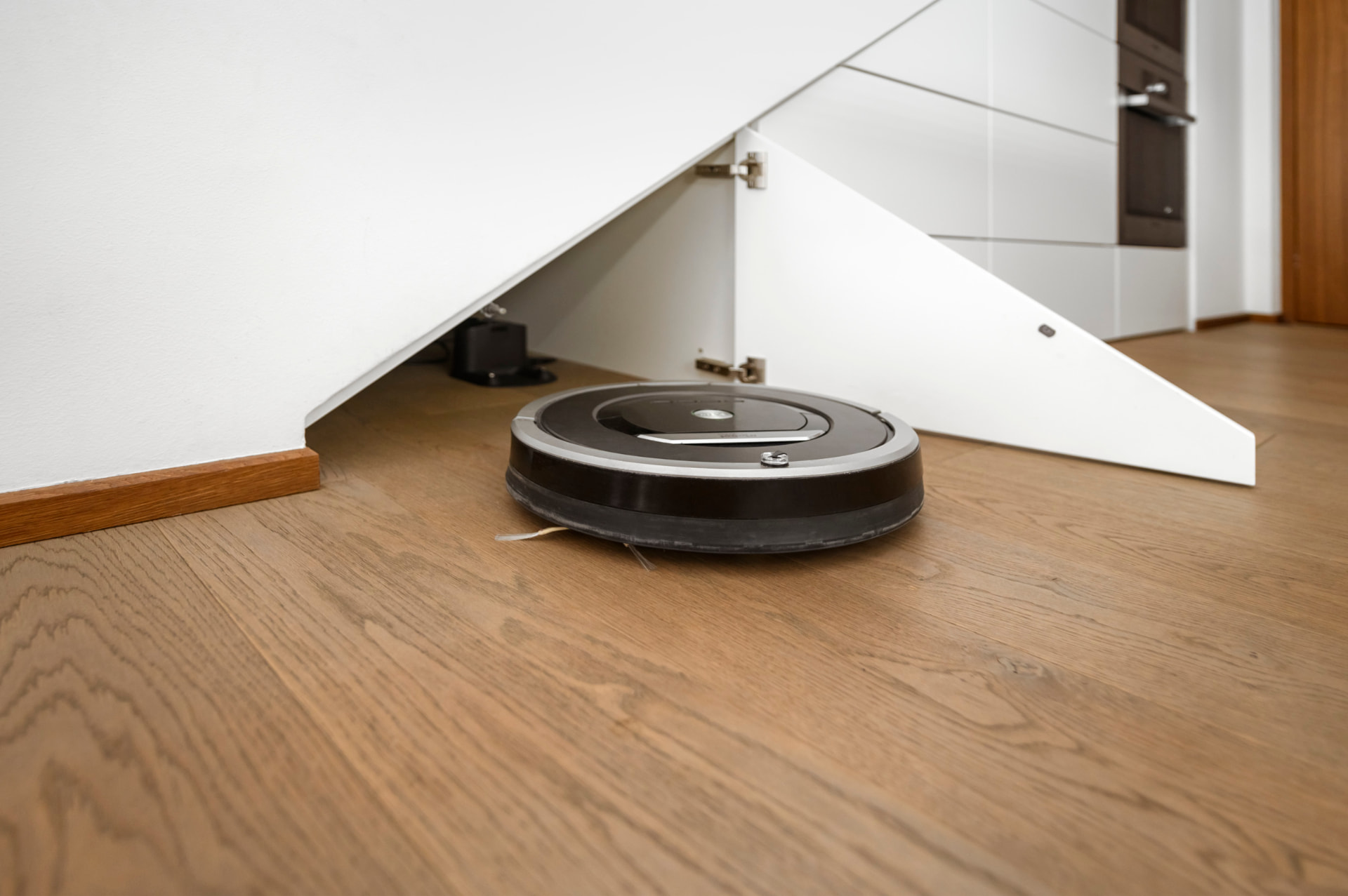 Robot vacuum cabinet