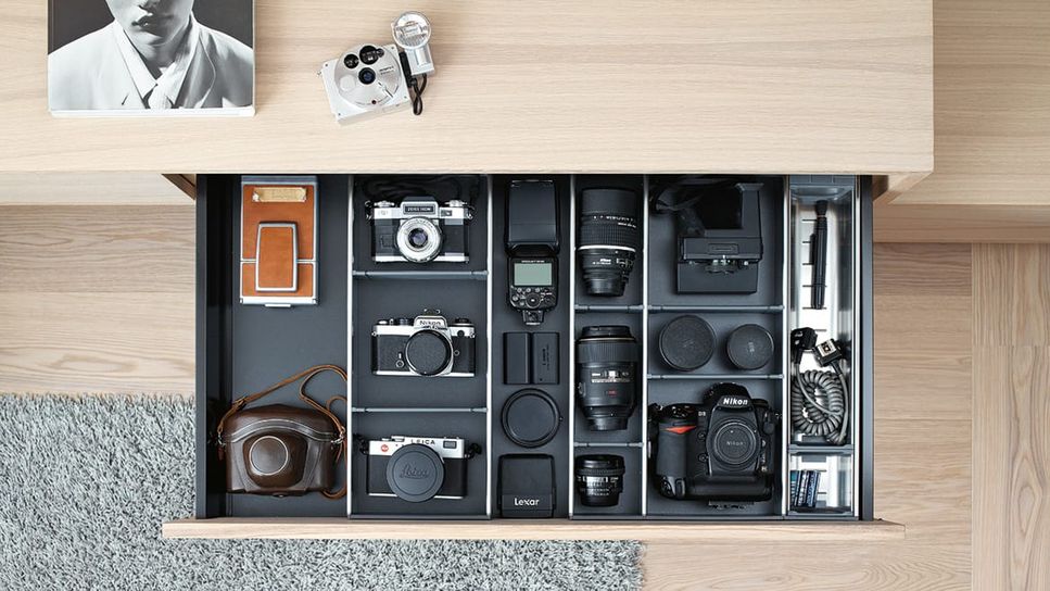 Flexible shelf divider